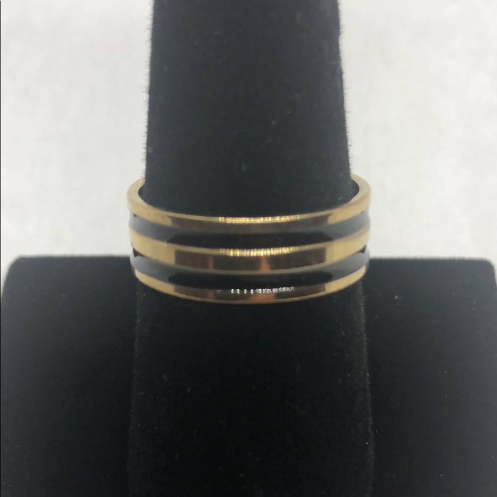 Men’s ring.